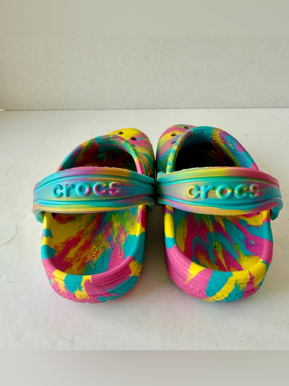 CROCS Kids Tie-Dye Clog in Turquoise, Pink, Yellow. Size C8 - Picture 5 of 10